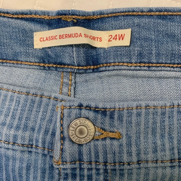 NWT Levi’s Classic Bermuda Denim Shorts, Cuffed Hem, Pin Stripes, Size 24W - Picture 4 of 15